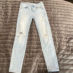American eagle light washed skinny ripped jeans